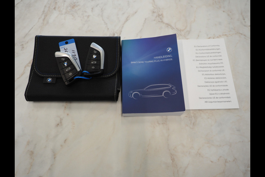 BMW 5 Serie Touring 520e Business Edition Plus | Camera | Leder | Sfeerlicht | Dodehoek | Stoelverwarming | Virtual | Carplay