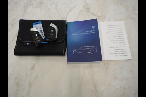 BMW 5 Serie Touring 520e Business Edition Plus | Camera | Leder | Sfeerlicht | Dodehoek | Stoelverwarming | Virtual | Carplay