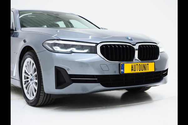 BMW 5 Serie Touring 520e Business Edition Plus | Camera | Leder | Sfeerlicht | Dodehoek | Stoelverwarming | Virtual | Carplay