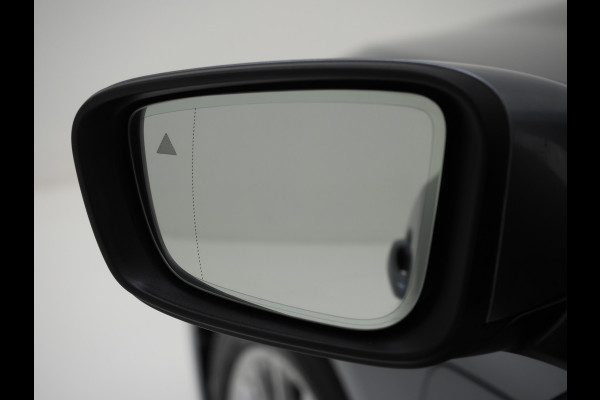 BMW 5 Serie Touring 520e Business Edition Plus | Camera | Leder | Sfeerlicht | Dodehoek | Stoelverwarming | Virtual | Carplay