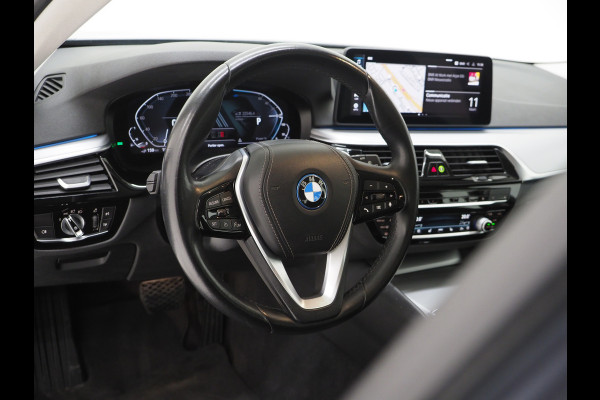 BMW 5 Serie Touring 520e Business Edition Plus | Camera | Leder | Sfeerlicht | Dodehoek | Stoelverwarming | Virtual | Carplay