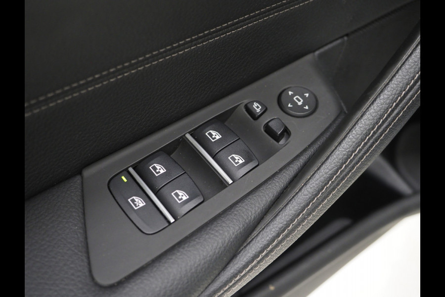 BMW 5 Serie Touring 520e Business Edition Plus | Camera | Leder | Sfeerlicht | Dodehoek | Stoelverwarming | Virtual | Carplay