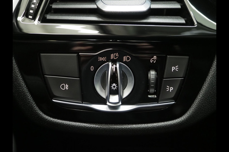 BMW 5 Serie Touring 520e Business Edition Plus | Camera | Leder | Sfeerlicht | Dodehoek | Stoelverwarming | Virtual | Carplay