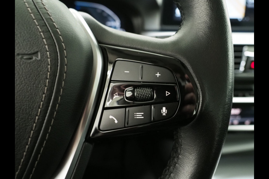 BMW 5 Serie Touring 520e Business Edition Plus | Camera | Leder | Sfeerlicht | Dodehoek | Stoelverwarming | Virtual | Carplay