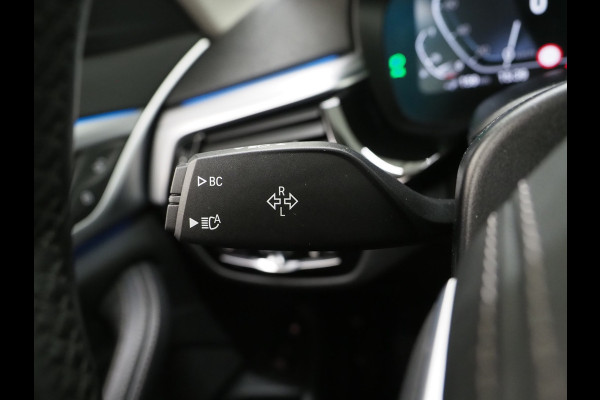 BMW 5 Serie Touring 520e Business Edition Plus | Camera | Leder | Sfeerlicht | Dodehoek | Stoelverwarming | Virtual | Carplay