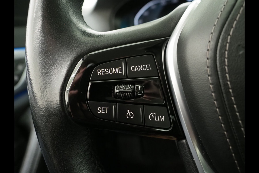 BMW 5 Serie Touring 520e Business Edition Plus | Camera | Leder | Sfeerlicht | Dodehoek | Stoelverwarming | Virtual | Carplay