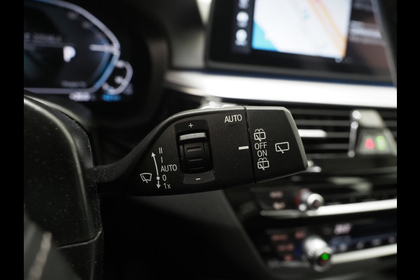 BMW 5 Serie Touring 520e Business Edition Plus | Camera | Leder | Sfeerlicht | Dodehoek | Stoelverwarming | Virtual | Carplay