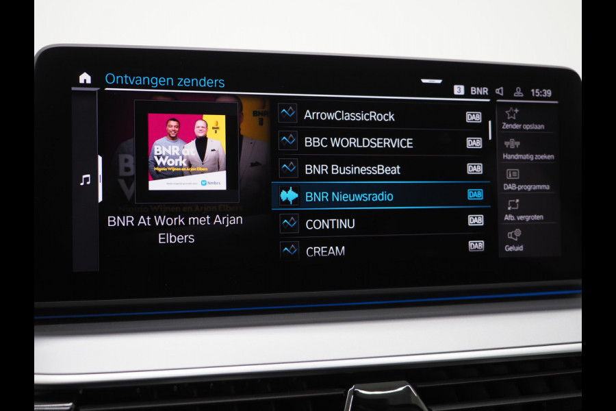 BMW 5 Serie Touring 520e Business Edition Plus | Camera | Leder | Sfeerlicht | Dodehoek | Stoelverwarming | Virtual | Carplay