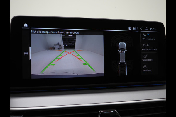 BMW 5 Serie Touring 520e Business Edition Plus | Camera | Leder | Sfeerlicht | Dodehoek | Stoelverwarming | Virtual | Carplay