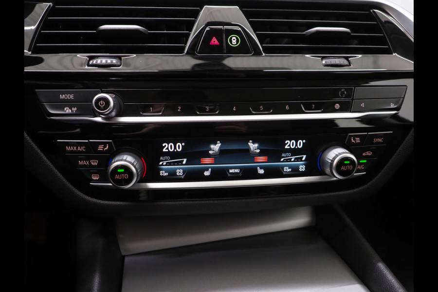 BMW 5 Serie Touring 520e Business Edition Plus | Camera | Leder | Sfeerlicht | Dodehoek | Stoelverwarming | Virtual | Carplay