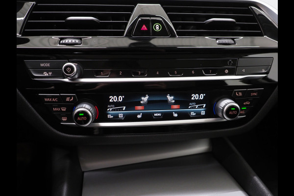BMW 5 Serie Touring 520e Business Edition Plus | Camera | Leder | Sfeerlicht | Dodehoek | Stoelverwarming | Virtual | Carplay
