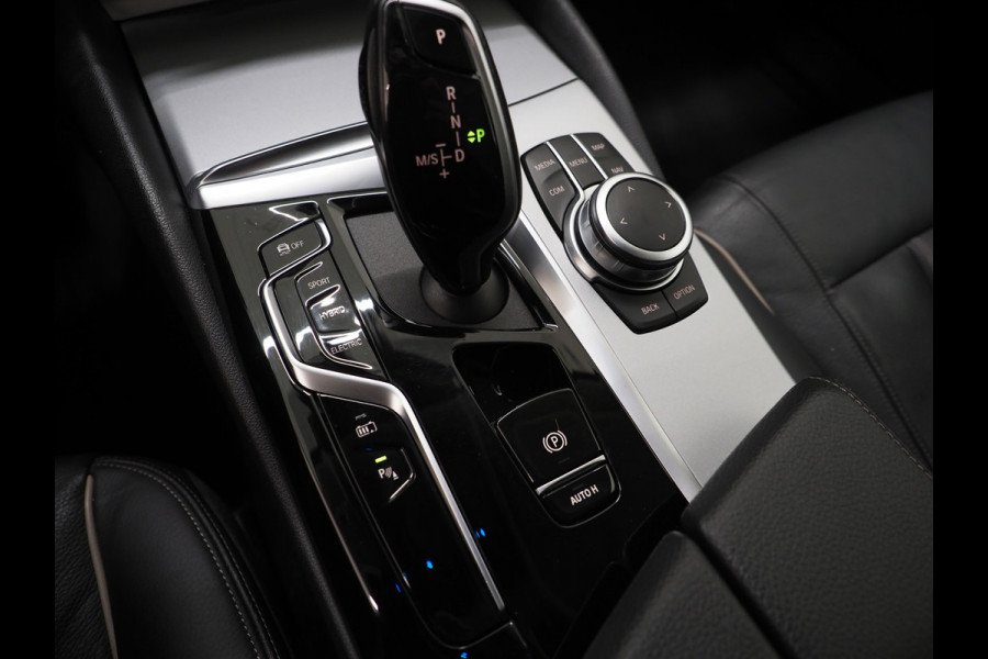 BMW 5 Serie Touring 520e Business Edition Plus | Camera | Leder | Sfeerlicht | Dodehoek | Stoelverwarming | Virtual | Carplay