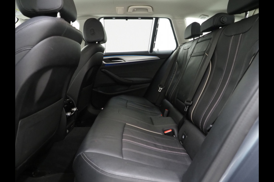 BMW 5 Serie Touring 520e Business Edition Plus | Camera | Leder | Sfeerlicht | Dodehoek | Stoelverwarming | Virtual | Carplay