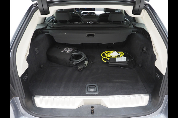 BMW 5 Serie Touring 520e Business Edition Plus | Camera | Leder | Sfeerlicht | Dodehoek | Stoelverwarming | Virtual | Carplay