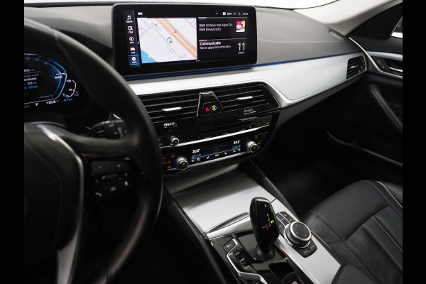 BMW 5 Serie Touring 520e Business Edition Plus | Camera | Leder | Sfeerlicht | Dodehoek | Stoelverwarming | Virtual | Carplay