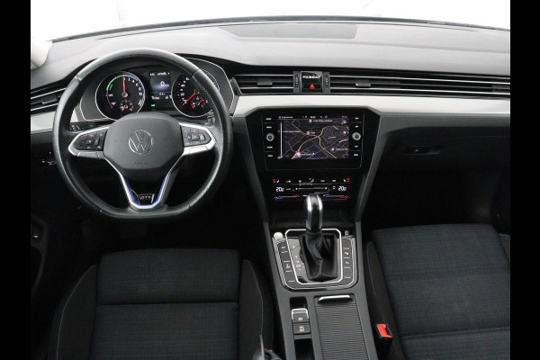 Volkswagen Passat 1.4 TSI PHEV GTE | Trekhaak | Stoelverwarming | Stoelverwarming | Camera | Massage | Carplay | Matrix LED | Adaptive cruise | Navigatie | Park Assist | Climate control | Plug In