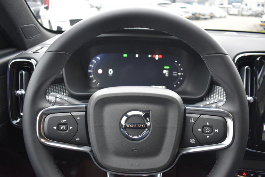 Volvo EX40 Extended Range 252PK Plus Black Ed. 82 kWh | H&K | ACC | Blis | Camera | 20"LMV | Stuurverwarming