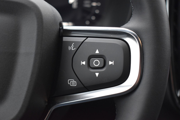 Volvo EX40 Extended Range 252PK Plus Black Ed. 82 kWh | H&K | ACC | Blis | Camera | 20"LMV | Stuurverwarming