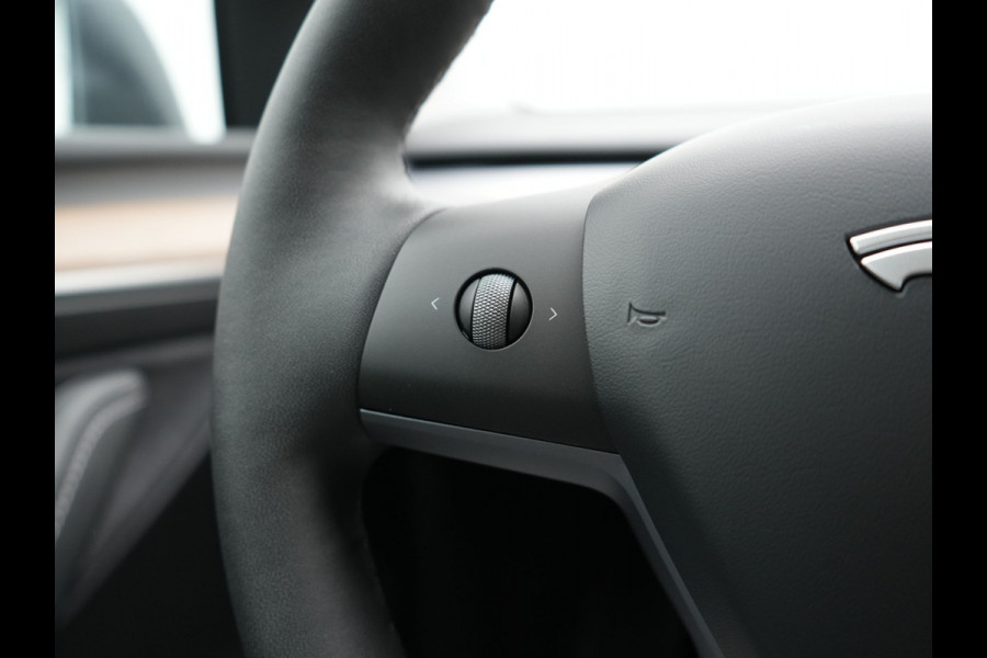 Tesla Model Y Long Range AWD 75 kWh 441pk SOH 92,3% | Full Self-Driving Capability | Panodak | Adaptive Cruise | Lederen Sportstoelen Memory & Verwarmd | Camera | Navigatie |