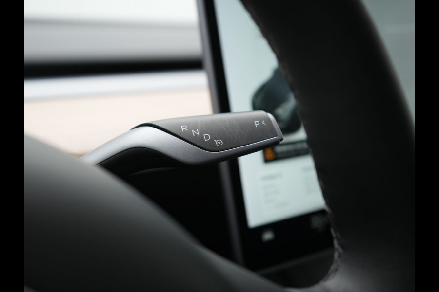 Tesla Model Y Long Range AWD 75 kWh 441pk SOH 92,3% | Full Self-Driving Capability | Panodak | Adaptive Cruise | Lederen Sportstoelen Memory & Verwarmd | Camera | Navigatie |