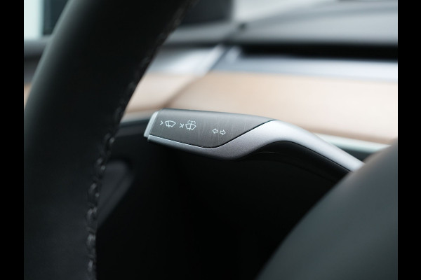 Tesla Model Y Long Range AWD 75 kWh 441pk SOH 92,3% | Full Self-Driving Capability | Panodak | Adaptive Cruise | Lederen Sportstoelen Memory & Verwarmd | Camera | Navigatie |
