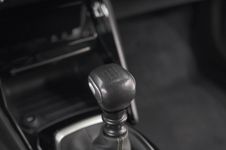 Peugeot 2008 PureTech 130 GT-Line | Camera | Adaptieve Cruise Control | Allseason Banden | Navigatie