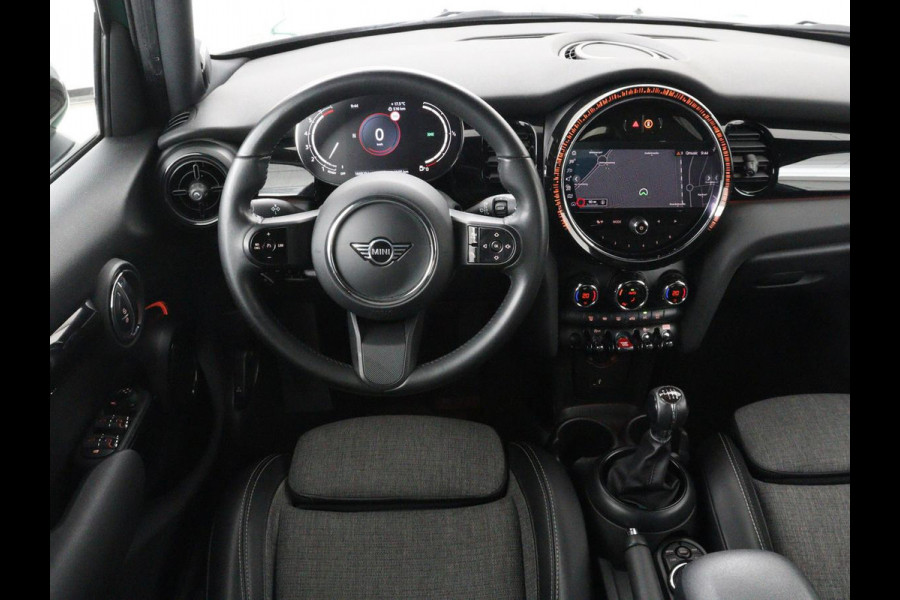 MINI Cooper 1.5 Business Edition | Harman/Kardon | Carplay | Verwarmde voorruit | Navigatie | Full LED | Half leder | Parkeerhulp | Climate control | Cruise control | Bluetooth | British Racing Green