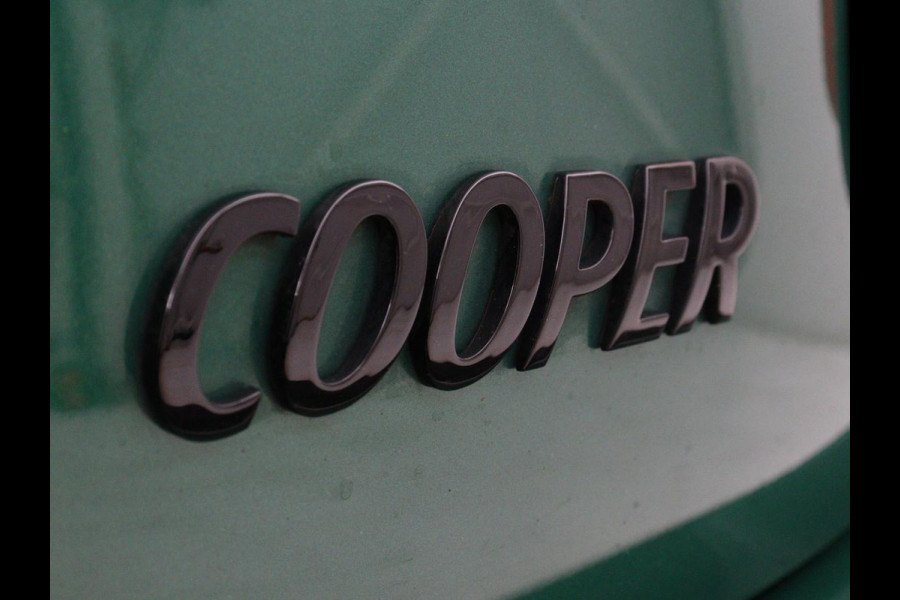 MINI Cooper 1.5 Business Edition | Harman/Kardon | Carplay | Verwarmde voorruit | Navigatie | Full LED | Half leder | Parkeerhulp | Climate control | Cruise control | Bluetooth | British Racing Green