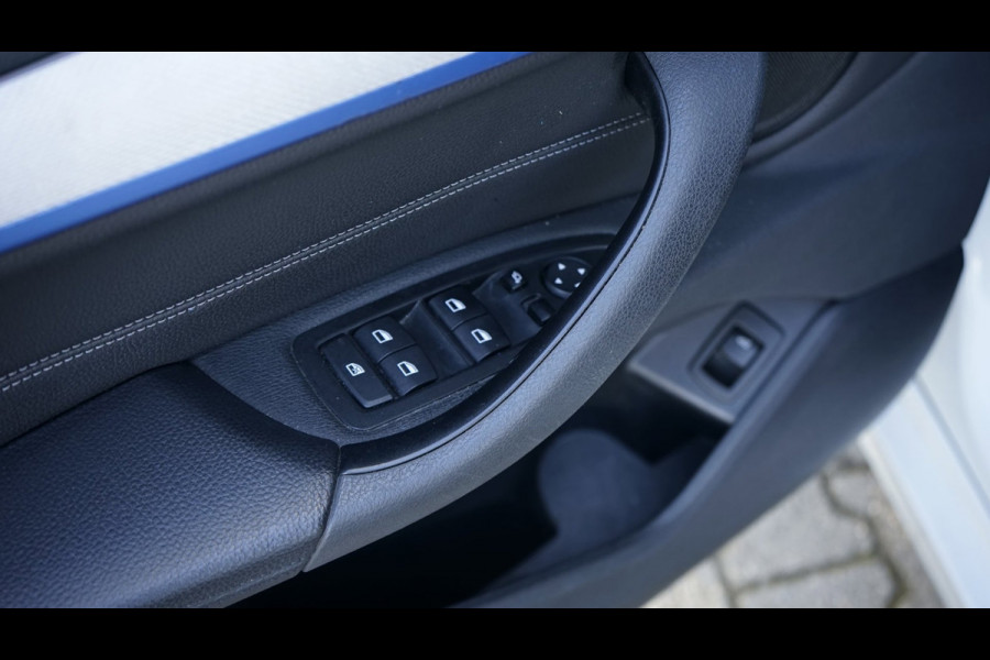 BMW X1 SDrive20i M Sport Shadowline CAMERA-CLIMA-CRUISE-FULL LED-HEADUP-LEDER-NAVIGATIE-PANORAMA-STOELVERWARMING-TREKHAAK