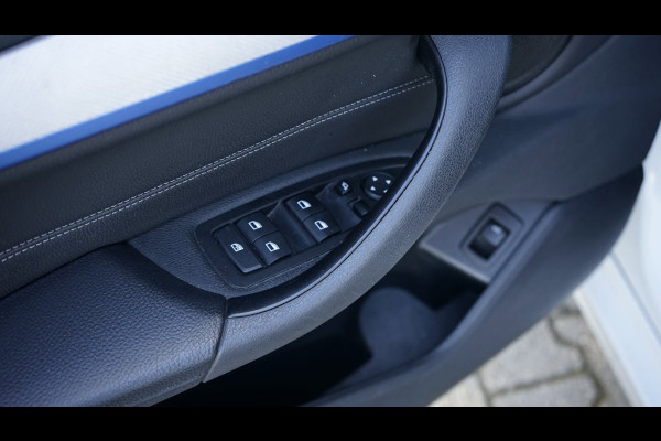 BMW X1 SDrive20i M Sport Shadowline CAMERA-CLIMA-CRUISE-FULL LED-HEADUP-LEDER-NAVIGATIE-PANORAMA-STOELVERWARMING-TREKHAAK