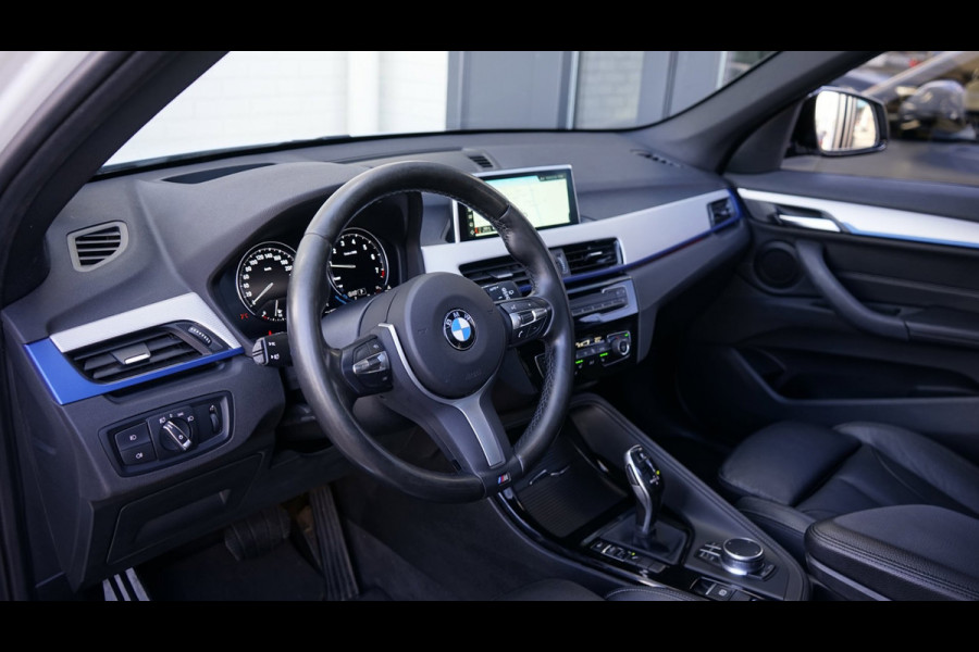 BMW X1 SDrive20i M Sport Shadowline CAMERA-CLIMA-CRUISE-FULL LED-HEADUP-LEDER-NAVIGATIE-PANORAMA-STOELVERWARMING-TREKHAAK