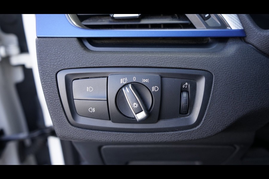 BMW X1 SDrive20i M Sport Shadowline CAMERA-CLIMA-CRUISE-FULL LED-HEADUP-LEDER-NAVIGATIE-PANORAMA-STOELVERWARMING-TREKHAAK