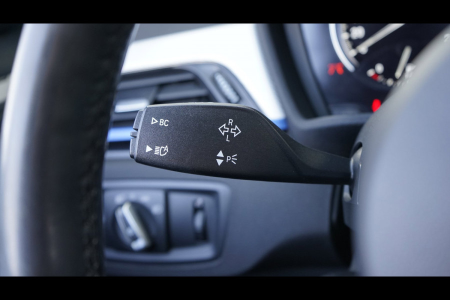 BMW X1 SDrive20i M Sport Shadowline CAMERA-CLIMA-CRUISE-FULL LED-HEADUP-LEDER-NAVIGATIE-PANORAMA-STOELVERWARMING-TREKHAAK