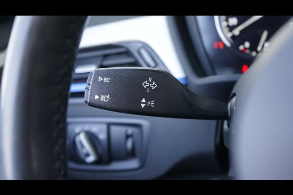 BMW X1 SDrive20i M Sport Shadowline CAMERA-CLIMA-CRUISE-FULL LED-HEADUP-LEDER-NAVIGATIE-PANORAMA-STOELVERWARMING-TREKHAAK