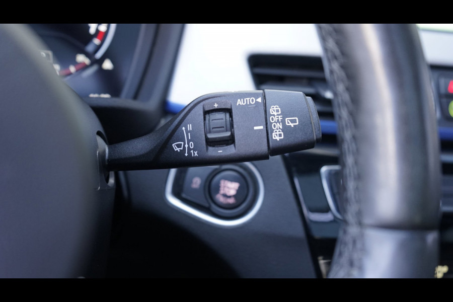 BMW X1 SDrive20i M Sport Shadowline CAMERA-CLIMA-CRUISE-FULL LED-HEADUP-LEDER-NAVIGATIE-PANORAMA-STOELVERWARMING-TREKHAAK