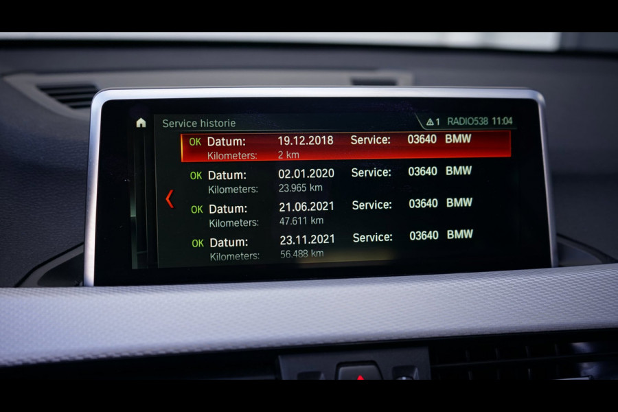 BMW X1 SDrive20i M Sport Shadowline CAMERA-CLIMA-CRUISE-FULL LED-HEADUP-LEDER-NAVIGATIE-PANORAMA-STOELVERWARMING-TREKHAAK