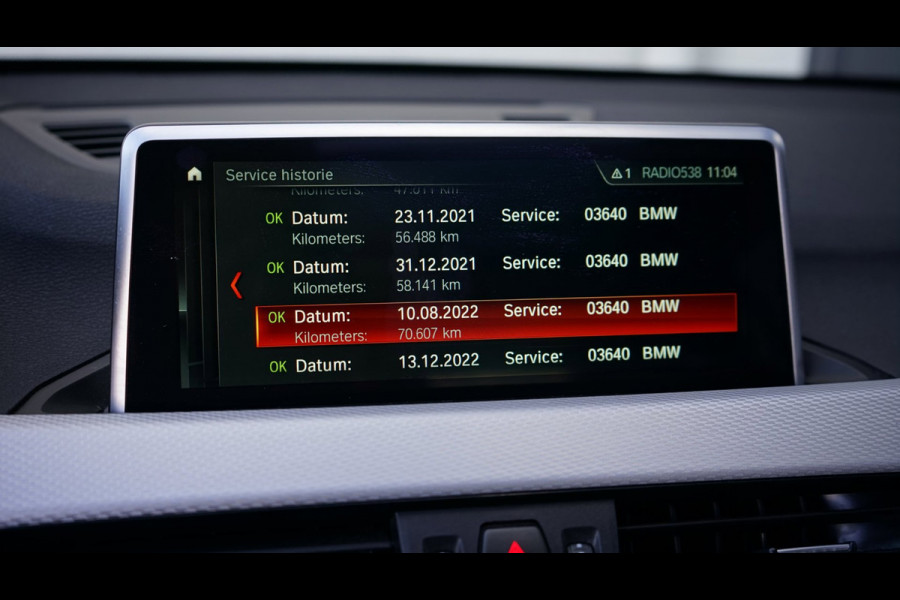 BMW X1 SDrive20i M Sport Shadowline CAMERA-CLIMA-CRUISE-FULL LED-HEADUP-LEDER-NAVIGATIE-PANORAMA-STOELVERWARMING-TREKHAAK