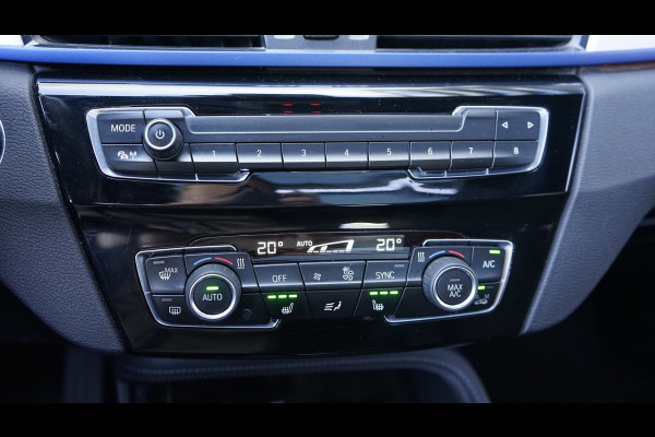 BMW X1 SDrive20i M Sport Shadowline CAMERA-CLIMA-CRUISE-FULL LED-HEADUP-LEDER-NAVIGATIE-PANORAMA-STOELVERWARMING-TREKHAAK