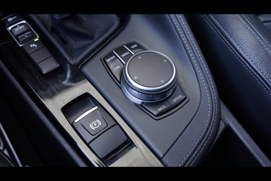 BMW X1 SDrive20i M Sport Shadowline CAMERA-CLIMA-CRUISE-FULL LED-HEADUP-LEDER-NAVIGATIE-PANORAMA-STOELVERWARMING-TREKHAAK