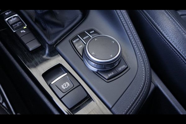 BMW X1 SDrive20i M Sport Shadowline CAMERA-CLIMA-CRUISE-FULL LED-HEADUP-LEDER-NAVIGATIE-PANORAMA-STOELVERWARMING-TREKHAAK