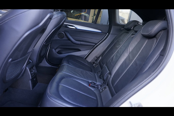 BMW X1 SDrive20i M Sport Shadowline CAMERA-CLIMA-CRUISE-FULL LED-HEADUP-LEDER-NAVIGATIE-PANORAMA-STOELVERWARMING-TREKHAAK