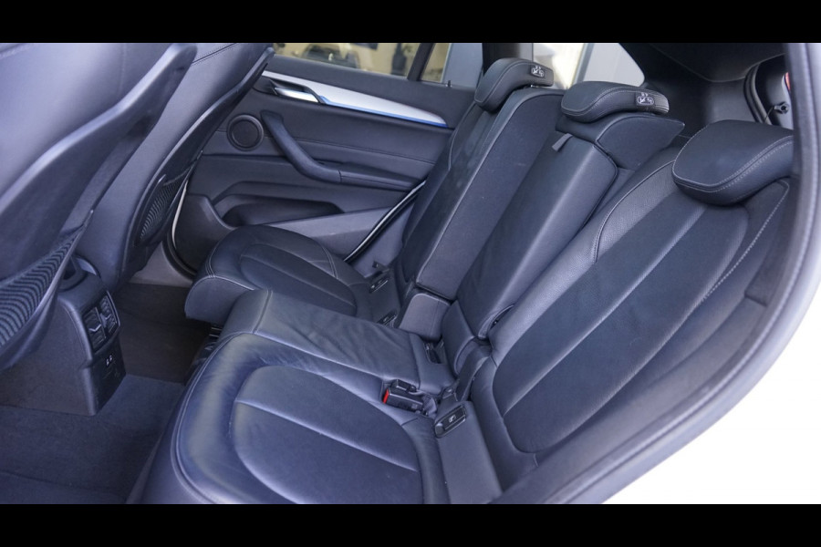 BMW X1 SDrive20i M Sport Shadowline CAMERA-CLIMA-CRUISE-FULL LED-HEADUP-LEDER-NAVIGATIE-PANORAMA-STOELVERWARMING-TREKHAAK