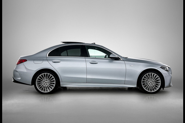 Mercedes-Benz C-Klasse 300 e Business Solution AMG AMG Line | Panorama Schuif-Kanteldak | Distronic | Lederen bekleding | Alarm | Parkeerpakket met 360°-camera | 20 Inch AMG Velgen. Inclusief 24 maanden Mercedes-Benz Certified garantie voor Europa.