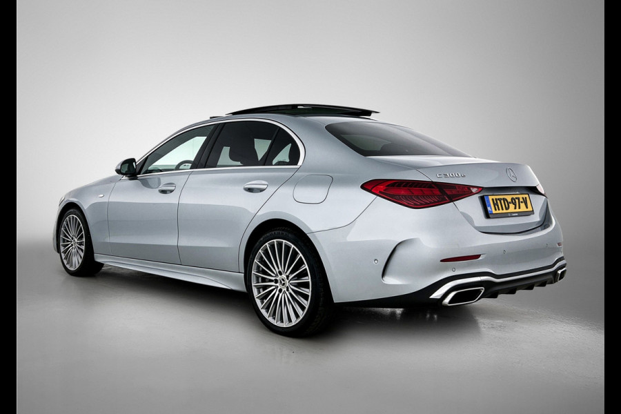Mercedes-Benz C-Klasse 300 e Business Solution AMG AMG Line | Panorama Schuif-Kanteldak | Distronic | Lederen bekleding | Alarm | Parkeerpakket met 360°-camera | 20 Inch AMG Velgen. Inclusief 24 maanden Mercedes-Benz Certified garantie voor Europa.