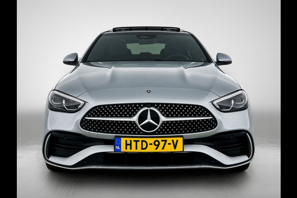 Mercedes-Benz C-Klasse 300 e Business Solution AMG AMG Line | Panorama Schuif-Kanteldak | Distronic | Lederen bekleding | Alarm | Parkeerpakket met 360°-camera | 20 Inch AMG Velgen. Inclusief 24 maanden Mercedes-Benz Certified garantie voor Europa.