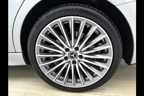 Mercedes-Benz C-Klasse 300 e Business Solution AMG AMG Line | Panorama Schuif-Kanteldak | Distronic | Lederen bekleding | Alarm | Parkeerpakket met 360°-camera | 20 Inch AMG Velgen. Inclusief 24 maanden Mercedes-Benz Certified garantie voor Europa.