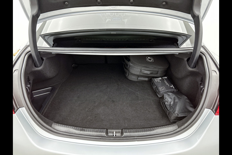 Mercedes-Benz C-Klasse 300 e Business Solution AMG AMG Line | Panorama Schuif-Kanteldak | Distronic | Lederen bekleding | Alarm | Parkeerpakket met 360°-camera | 20 Inch AMG Velgen. Inclusief 24 maanden Mercedes-Benz Certified garantie voor Europa.