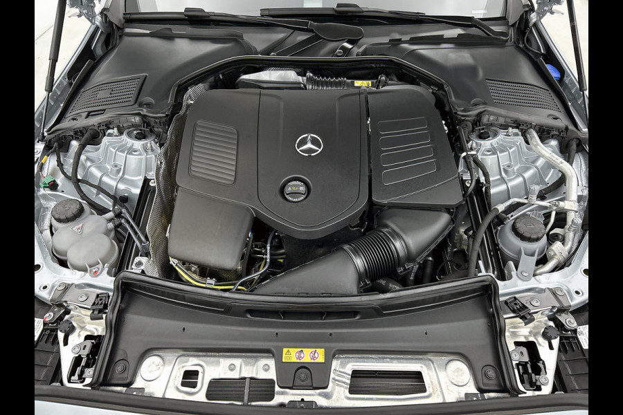 Mercedes-Benz C-Klasse 300 e Business Solution AMG AMG Line | Panorama Schuif-Kanteldak | Distronic | Lederen bekleding | Alarm | Parkeerpakket met 360°-camera | 20 Inch AMG Velgen. Inclusief 24 maanden Mercedes-Benz Certified garantie voor Europa.