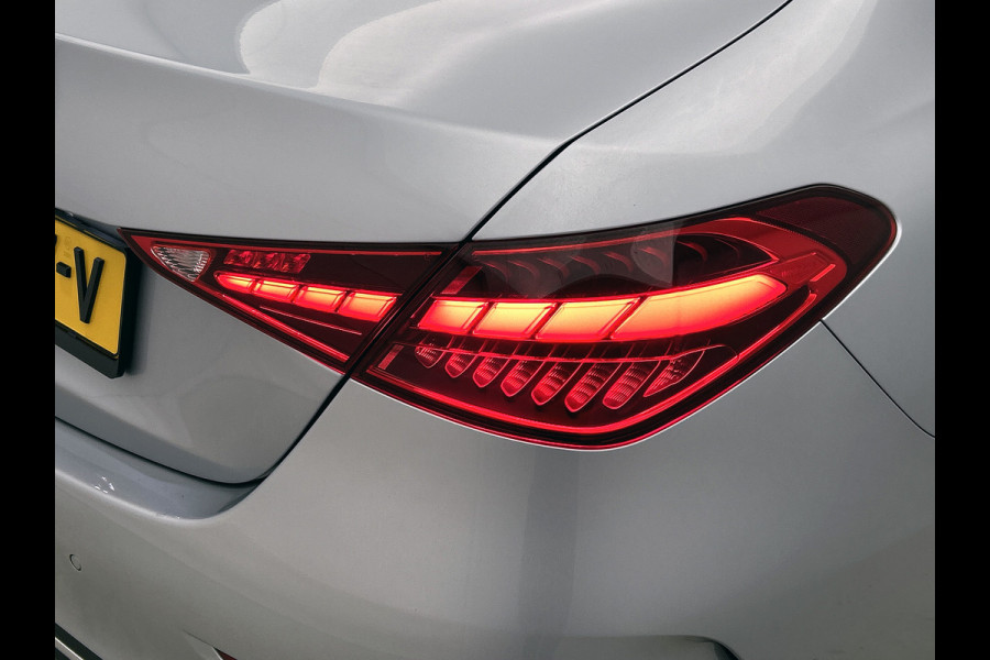 Mercedes-Benz C-Klasse 300 e Business Solution AMG AMG Line | Panorama Schuif-Kanteldak | Distronic | Lederen bekleding | Alarm | Parkeerpakket met 360°-camera | 20 Inch AMG Velgen. Inclusief 24 maanden Mercedes-Benz Certified garantie voor Europa.