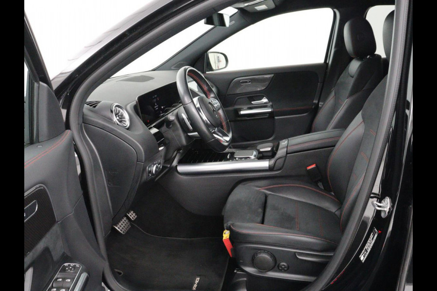 Mercedes-Benz GLA 250e AMG Night | Adaptive cruise | Stoelverwarming | Camera | Half leder | Park Assist | Leder/Alcantara | Widescreen | Sfeerverlichting | Climate control | PHEV | Plug In